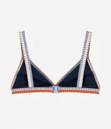 Top de bikini triángulo fijo azul marino con pespuntes en contraste color naranja, blanco y celeste.