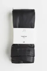 Leggings negras de cuero sintético con cintura elástica.