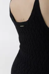 Vestido midi tejido color naranja con breteles finos.