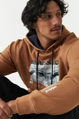 Canguro color crema con capucha y cordones negros, estampado frontal con la imagen de la creación de Adán y la palabra "Renaissance". Tiene bolsillos laterales y logo en grifa de goma.