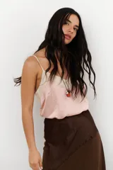 Musculosa de tirantes delgados con diseño bicolor: la parte superior es de color crema y la parte inferior es de color rosado pálido, ambas con acabado satinado.