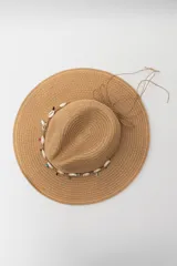 Sombrero de paja color beige con ala ancha y cinta decorativa con conchas y piedras de colores.