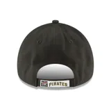 Gorro tipo 9FORTY de New Era, color negro, con visera curva y ajuste trasero. Presenta bordado frontal con la letra 'P' en amarillo con borde blanco, correspondiente a los Pittsburgh Pirates.