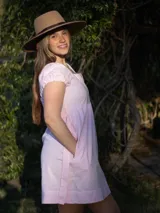 Vestido acampanado de algodón color rosa con lazo ajustable y bolsillos laterales.