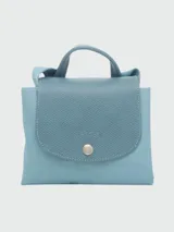 Mochila Longchamp modelo Le Pliage Green, color azul marino, con solapa de cuero texturizado y logo de la marca en relieve.