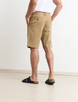 Bermuda color verde con bolsillos laterales y traseros.