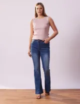 Jean bootcut de tiro alto, pierna recta y terminación bootcut. Pretina con pasadores, botón y cierre. Delantera y trasera con bolsillos.