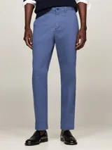 Pantalón chino celeste de corte cónico, confeccionado en satén de algodón elástico.