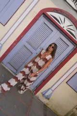 Chaleco largo marrón de tejido de punto, con ganchito en el pecho.