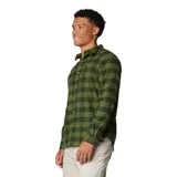 Camisa de franela a cuadros verde y negra, de manga larga, con bolsillo en el pecho y tejido elástico.