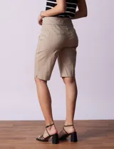 Bermuda color beige en gabardina elastizada, con pretina ancha elastizada, bolsillos simulados en la parte delantera y bolsillos aplicados en la parte trasera.