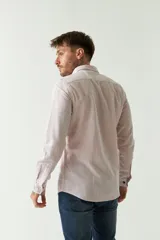 Camisa celeste de manga larga para hombre, con logo bordado y fit slim. Confeccionada en 100% algodón.