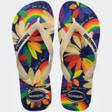 Ojotas Havaianas Top Pride con base azul marino estampada con flores y arcoíris, y tiras color crema con textura.