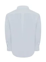 Camisa de manga larga color salmón, confeccionada en popelina de algodón orgánico con tecnología Fresh Technology. Tiene cuello camisero, calce Modern Fit y logo bordado en el pecho.