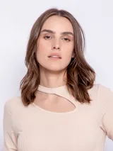 Remera color beige de manga larga con cut out en el escote y textura acanalada.