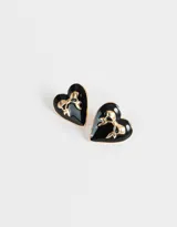 Par de aros pasantes con forma de corazón esmaltado en negro y moño dorado.