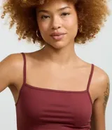 Top cropped de tirantes finos, escote cuadrado y corte ajustado, color rojo oscuro.