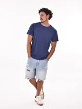 Remera azul de corte clásico y mangas cortas.