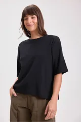 Remera blanca de corte recto y mangas cortas.