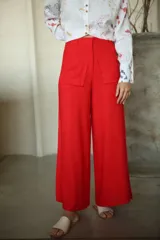 Pantalón wide leg color azul con bolsillos delanteros y traseros, cintura alta y terminaciones desflecadas.