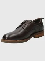 Zapato acordonado de cuero color marrón claro, con suela de goma y detalle de tirador en el talón.
