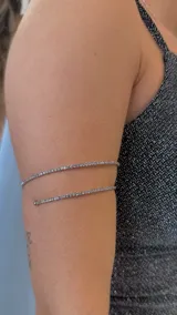 Brazalete plateado con doble tira de strass.
