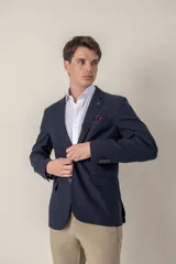 Saco color beige de corte slim fit confeccionado en tencel.