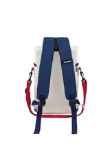 Mochila tipo matera cilíndrica de la marca Discovery, color blanco hueso con detalles en azul marino y tirantes en color rojo/fucsia. Presenta varios parches y estampados temáticos de exploración.