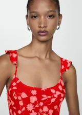 Vestido corto rojo con estampado floral rosa, escote redondo, tirantes finos con volados y espalda cruzada.