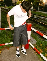 Remera blanca de algodón con estampado negro en el frente.