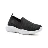 Zapato casual Korium Confort Lucy, color negro con textura brillante, sin cordones y suela blanca.