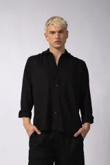 Camisa de manga larga color beige claro, con cuello abierto y calce relajado.