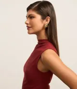 Blusa sin mangas color bordó, confeccionada en tejido rib con cuello alto.