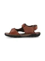 Sandalias de cuero marrón para hombre, con ajuste de velcro en el empeine y en el tobillo. Suela de goma negra con pespuntes en contraste.