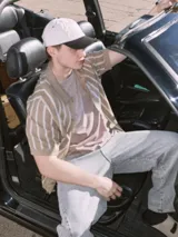 Polo de punto con fit relajado y diseño estructurado. Tejido estilo urbano con cuello tipo camisa, cierre con botones y mangas cortas.