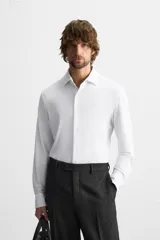 Camisa azul marino slim fit de manga larga con cuello italiano abierto y cierre frontal con botones.