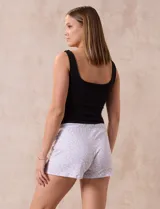 Conjunto de pijama de dos piezas marca René Rofé, compuesto por un top negro de breteles finos y un short con estampado animal print en tonos beige y negro, con cintura elastizada y cordón de ajuste.