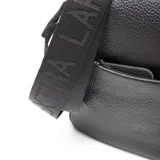 Bandolera negra de cuero con correa ancha de tela con el logo de la marca.