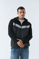 Campera con capucha color marrón, azul y blanco, con cierre frontal y bolsillos tipo canguro.