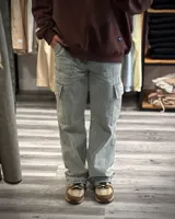 Pantalón cargo de jean celeste con corte holgado y bolsillos laterales.