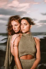 Vestido dorado tejido con lurex, con corte en la delantera y espalda descubierta.