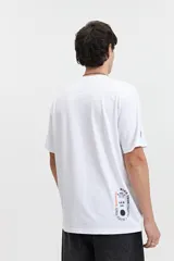 Remera verde con estampado de planta de marihuana y texto en color celeste.