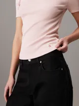 Remera rosa de algodón con textura de canalé fino, corte ajustado, cuello redondo, mangas cortas e insignia del monograma de Calvin Klein en el dobladillo.