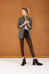 Bota corta de cuero color borgoña con textura de piel de reptil, cierre lateral con cremallera y tacón geométrico de madera clara.