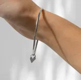 Pulsera rígida tipo esclava de plata 925 con dije de corazón.