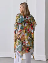 Kimono tejido con estampado abstracto multicolor, mangas amplias estilo japonés y terminación de ruedo con borlas amarillas.