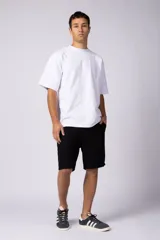 Bermudas color beige de lino, con cintura elástica y bolsillos laterales.