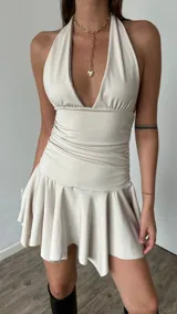 Vestido corto marrón con escote halter y falda con volados.