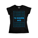 Remera negra entallada con estampado personalizado enmarcado en un rectángulo azul. El estampado dice 'TU DISEÑO ACÁ' repetidas veces.