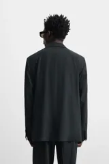 Blazer regular fit confeccionada en tejido con cáñamo y lana de origen italiano. Cuello con solapas de muesca y manga larga acabada en puño con botones. Bolsillos de vivo en pecho y de solapa en cadera. Detalle de bolsillo interior. Bajo con aberturas en espalda. Cierre frontal de botonadura.